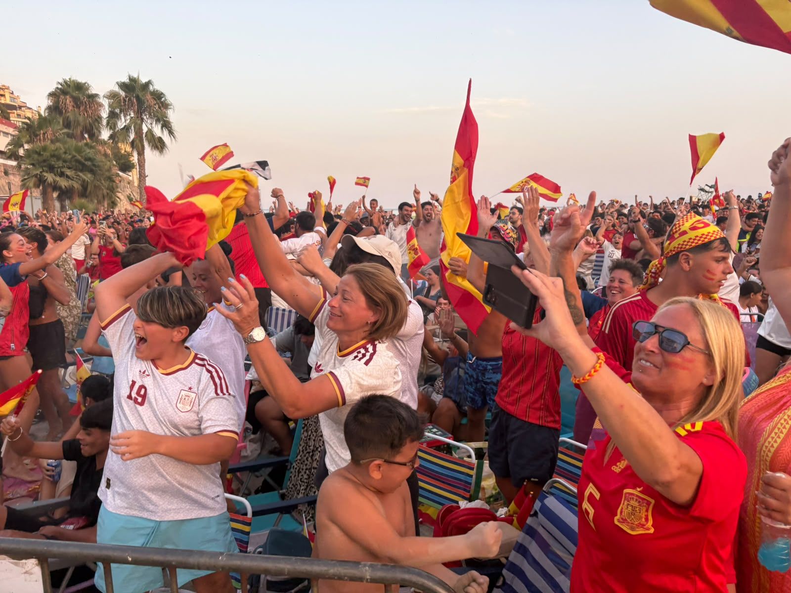 Ceuta se vuelca con España y dibuja de rojo y amarillo La Ribera