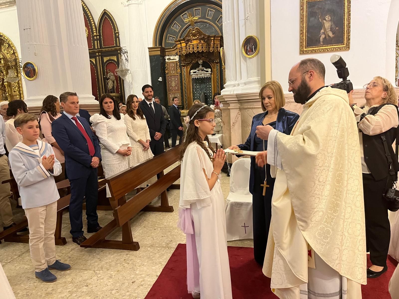 El vicario oficia otras dos comuniones en el Santuario de la Virgen de África