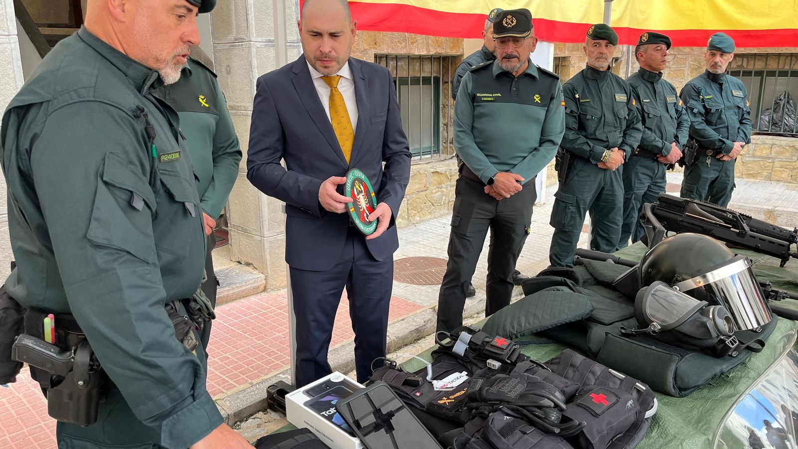 El delegado observa parte del material de la nueva unidad