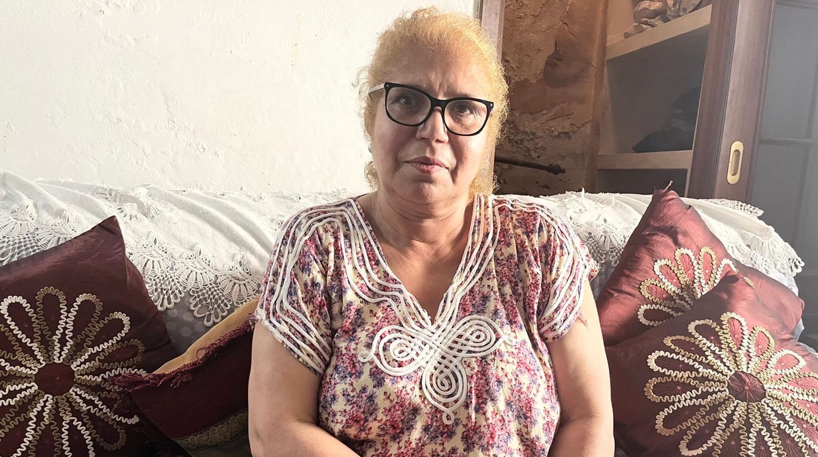 Hayate Serhane posa en el salón de su casa, donde relató a este diario que ha denunciado a sus vecinos de arriba por las filtraciones constantes de aguas fecales