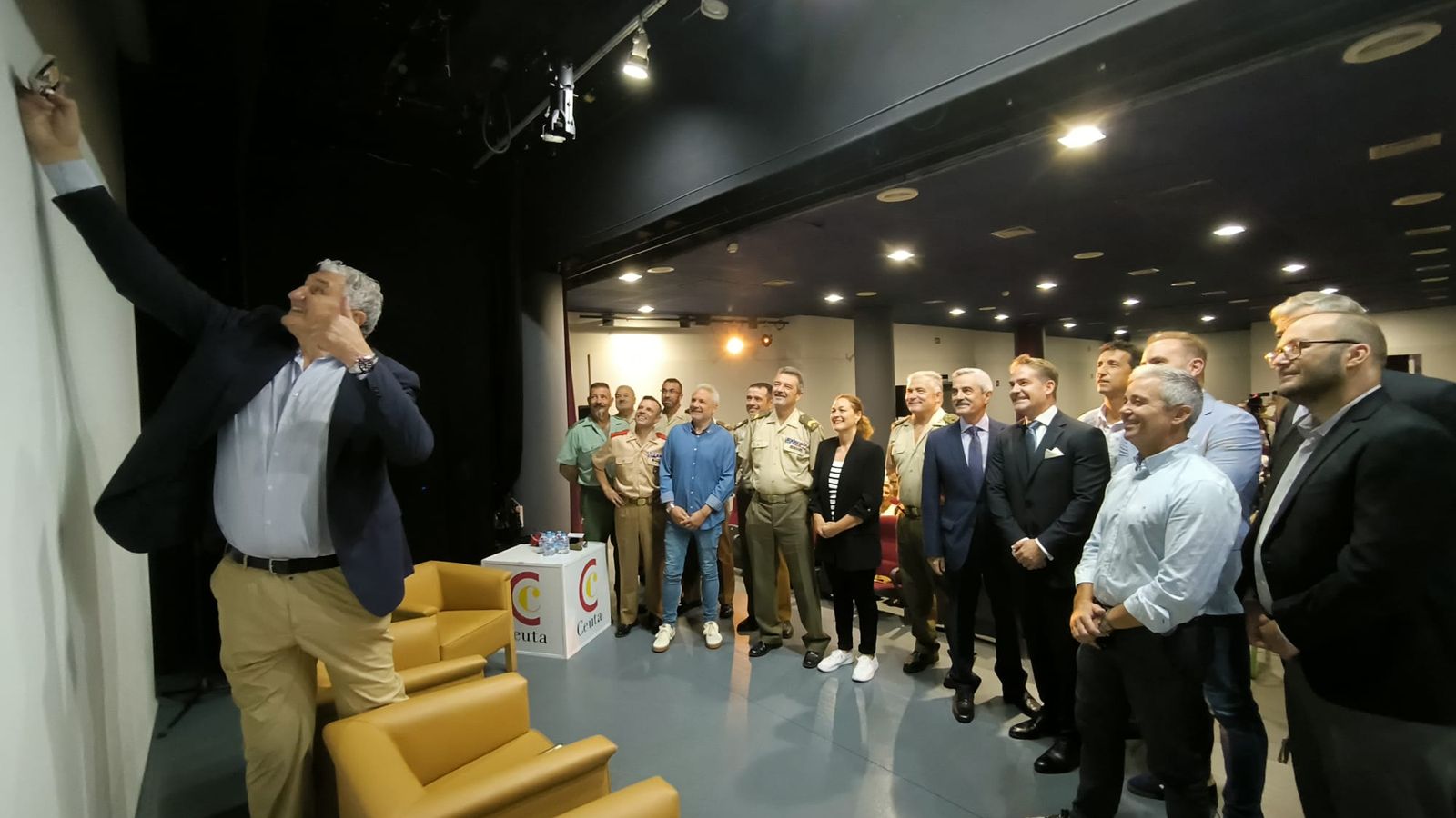 Romay haciéndose un 'selfie' antes de comenzar