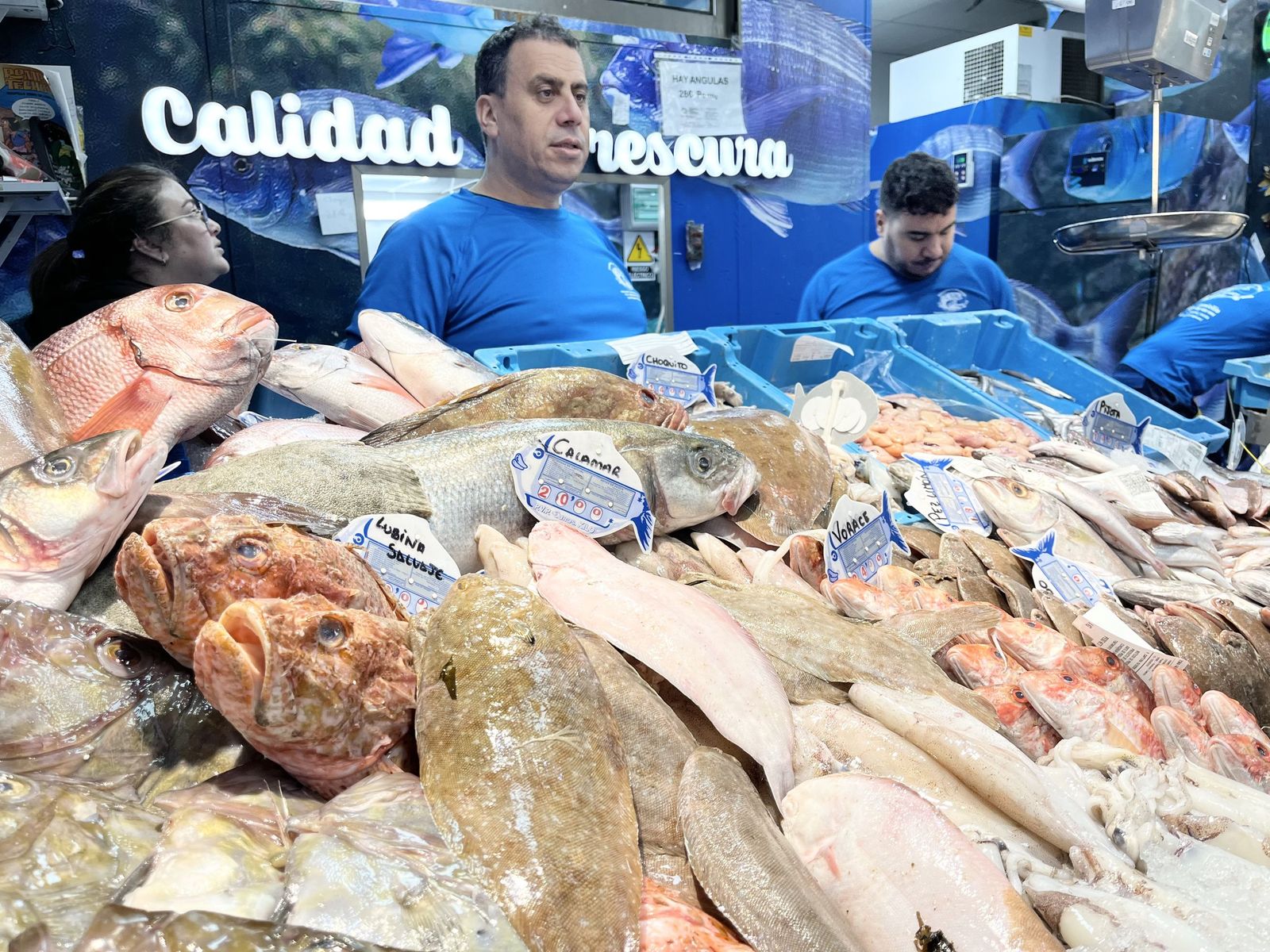 Imágenes de la pescadería de Younes en el Mercado Central.