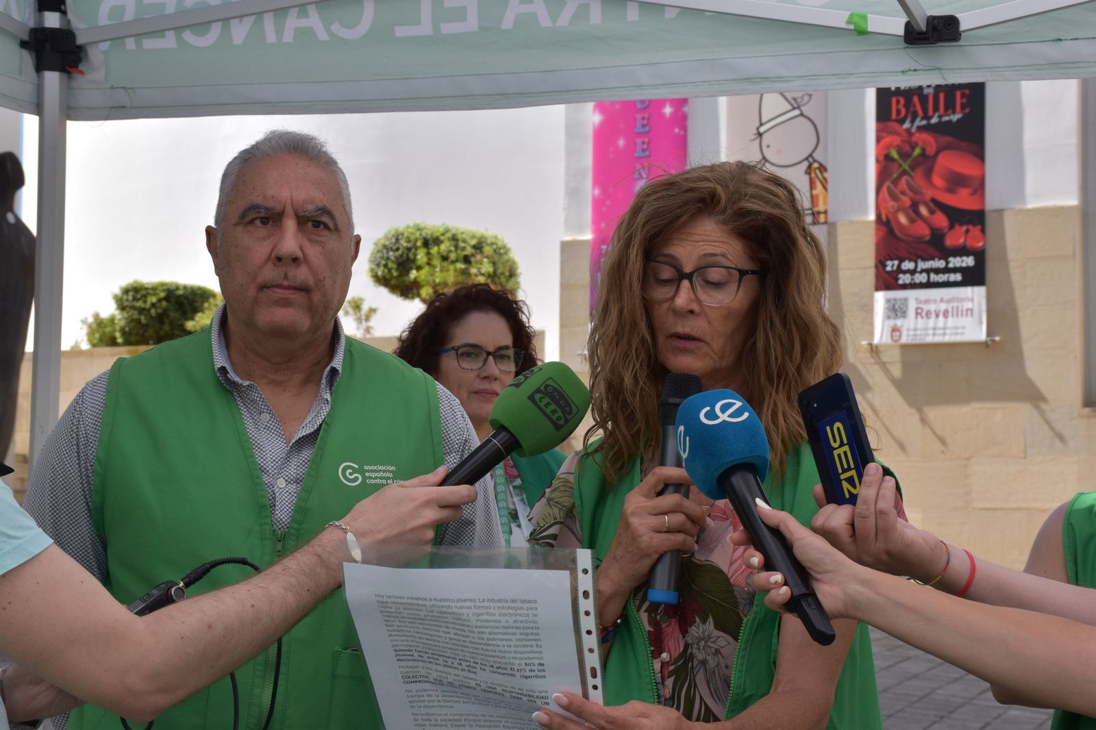 La voluntaria de la AECC, Chari Rivero, lee el manifiesto por el Día Mundial Sin Tabaco