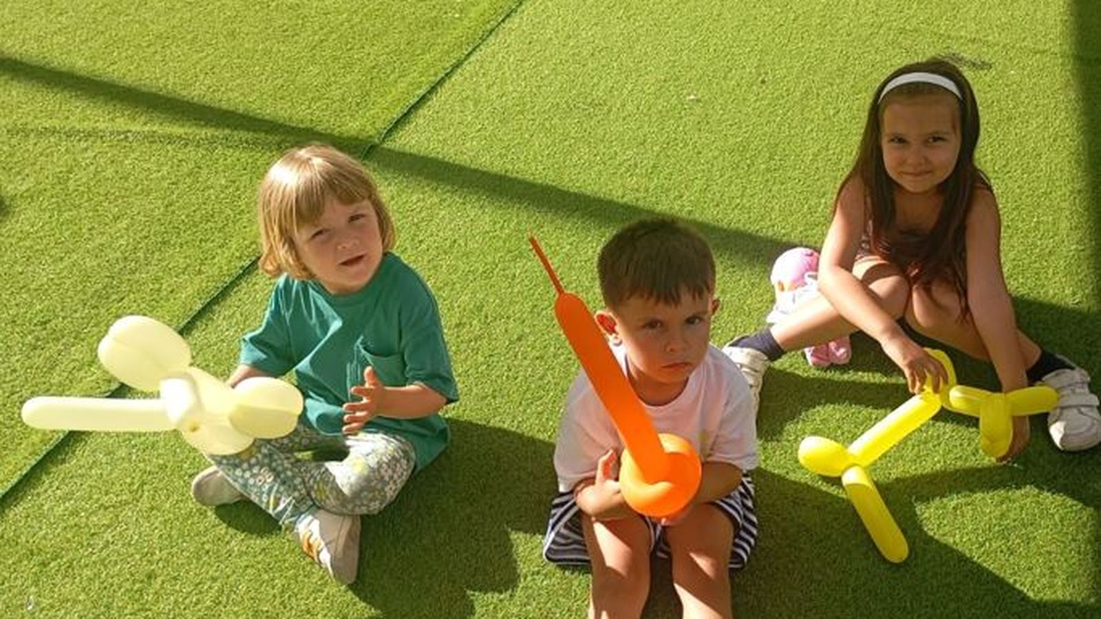 Niños de todas las edades esperando a que comenzara la actuación