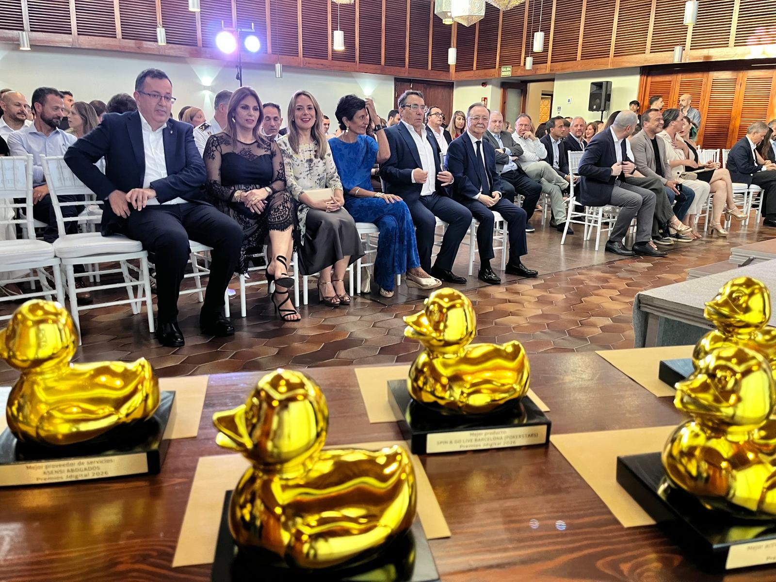 El presidente y su equipo observando los ‘patos de oro’. / FOTO REDUAN
