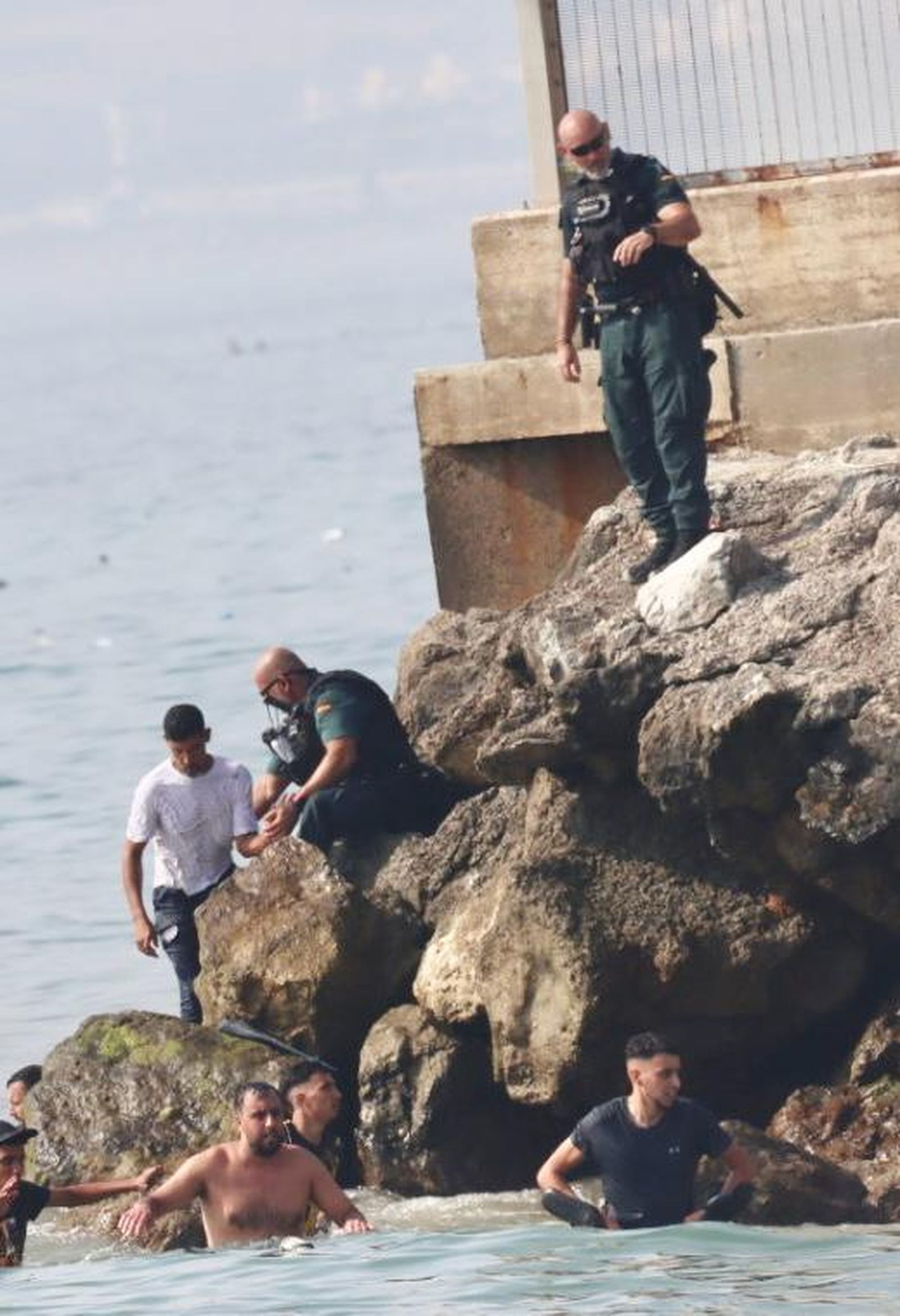 Las entradas en Ceuta de este jueves desde Marruecos, en imágenes