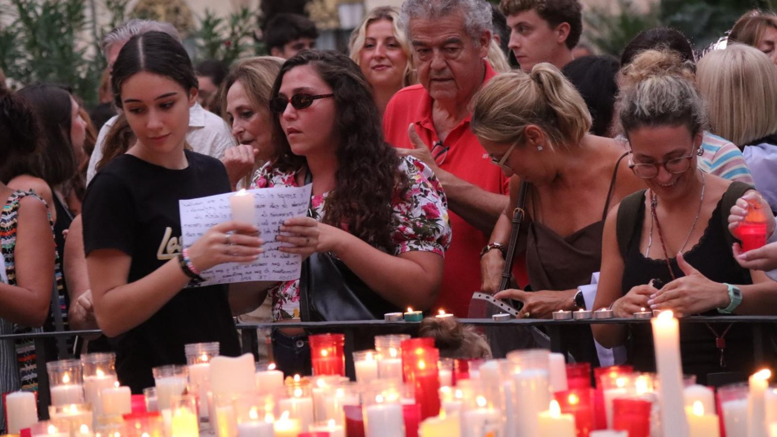 La plaza de África se llena de velas y mensajes de apoyo para Ceuta