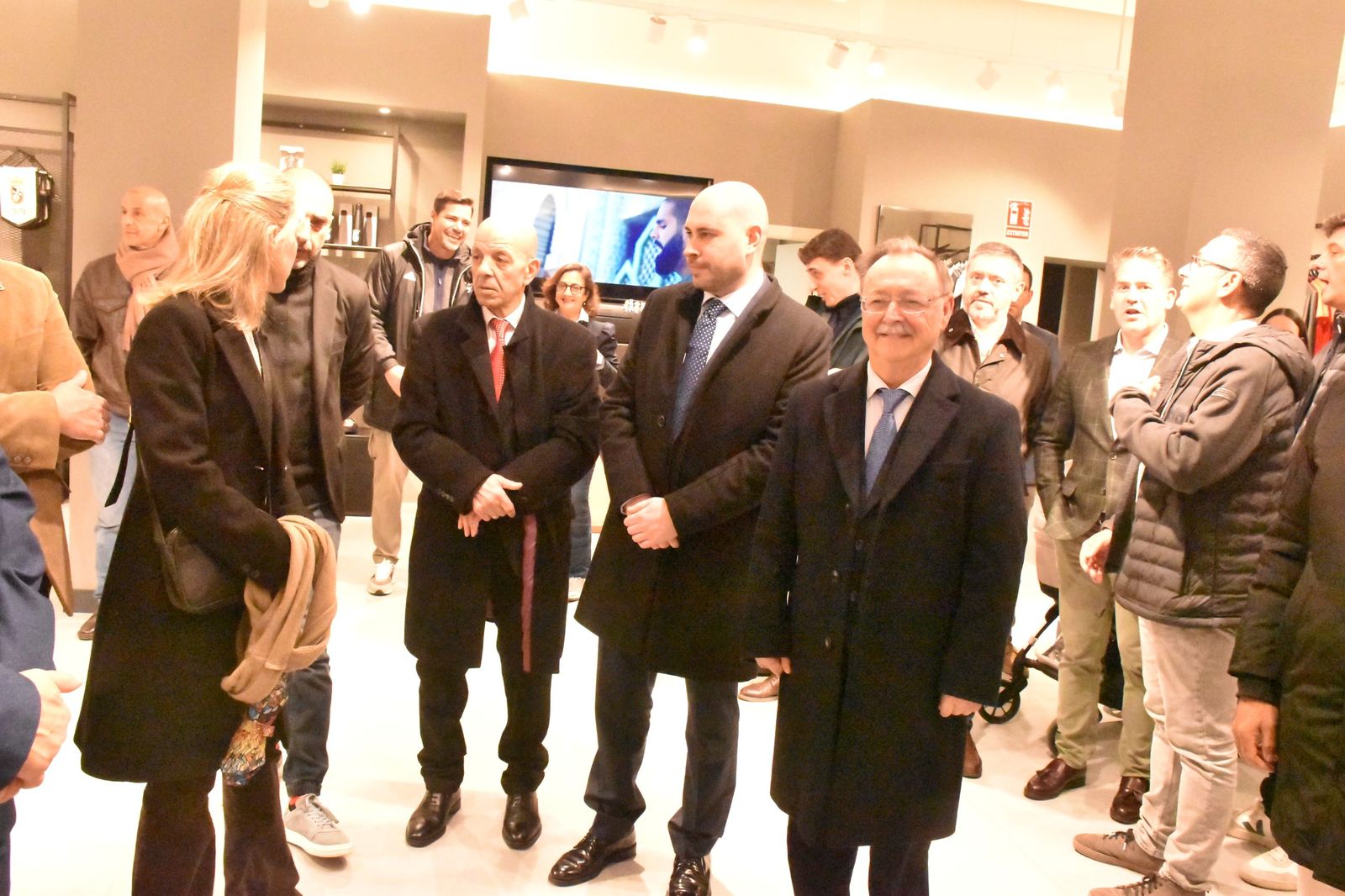 La AD Ceuta inaugura su nueva tienda con la presencia de Vivas y Luhay