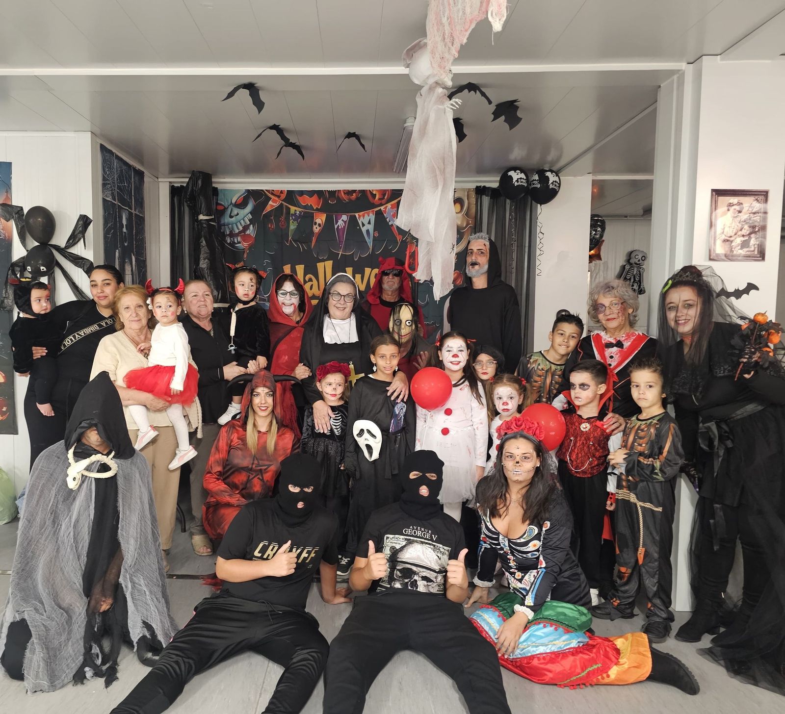 Vecinos de Juan XXIII celebrando Halloween Vecinos de Juan XXIII celebrando Halloween