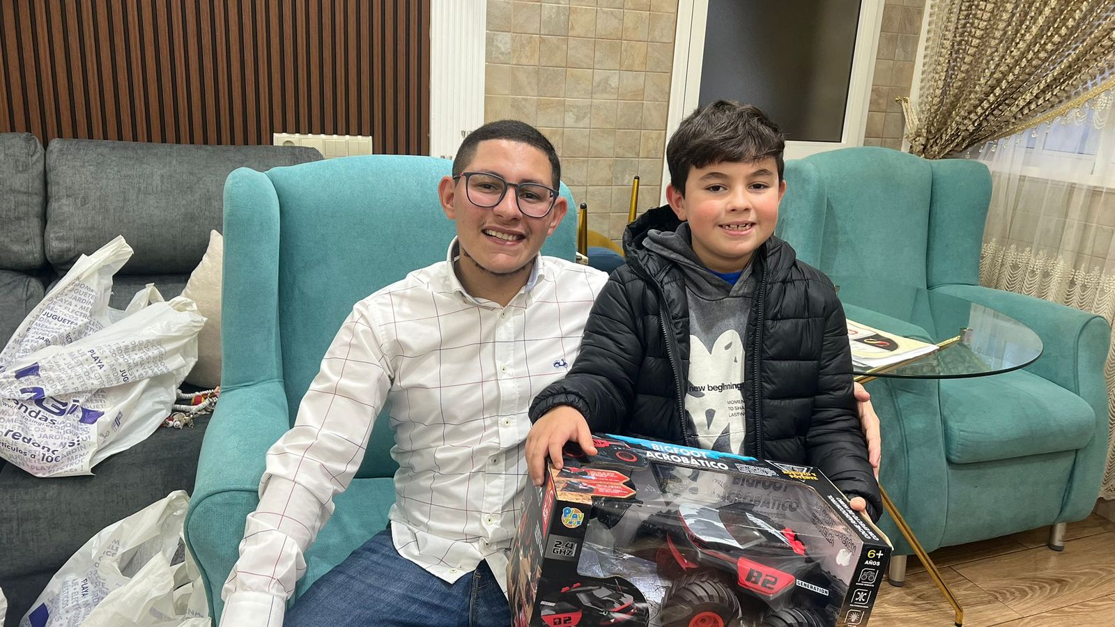 Chaib entregando regalos a un joven.