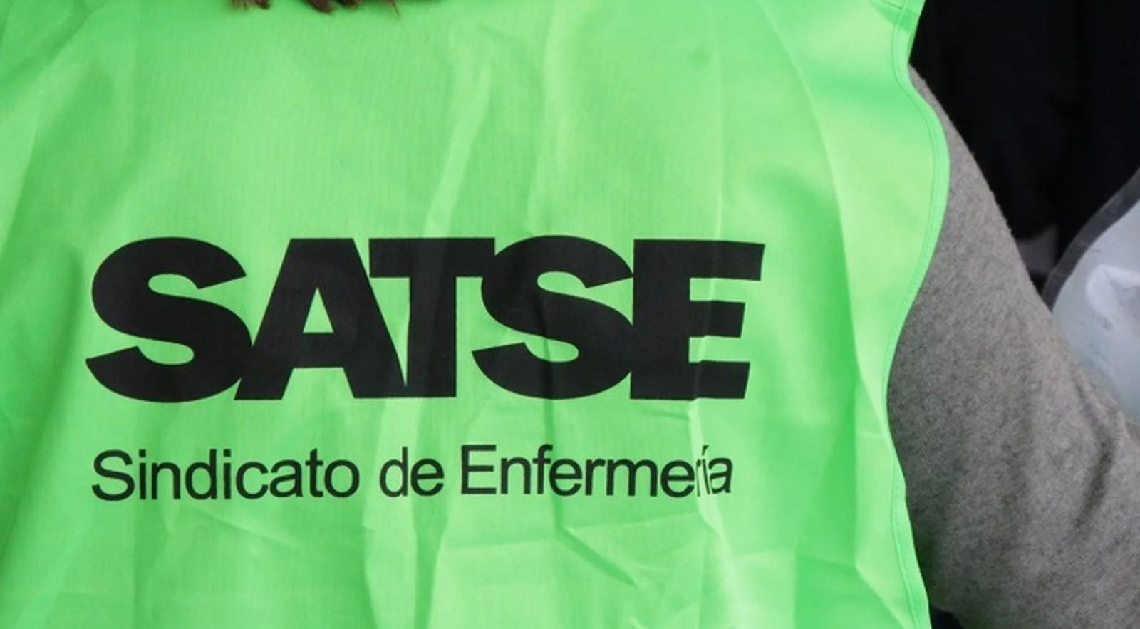 Una mujer con un peto de SATSE en una imagen de archivo