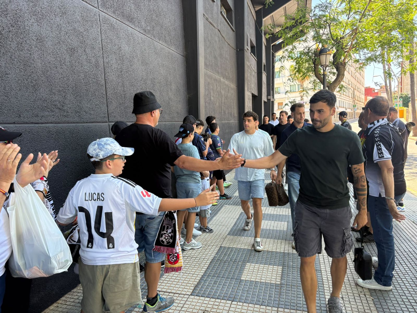 Aficionados ceutíes recibiendo a la AD Ceuta