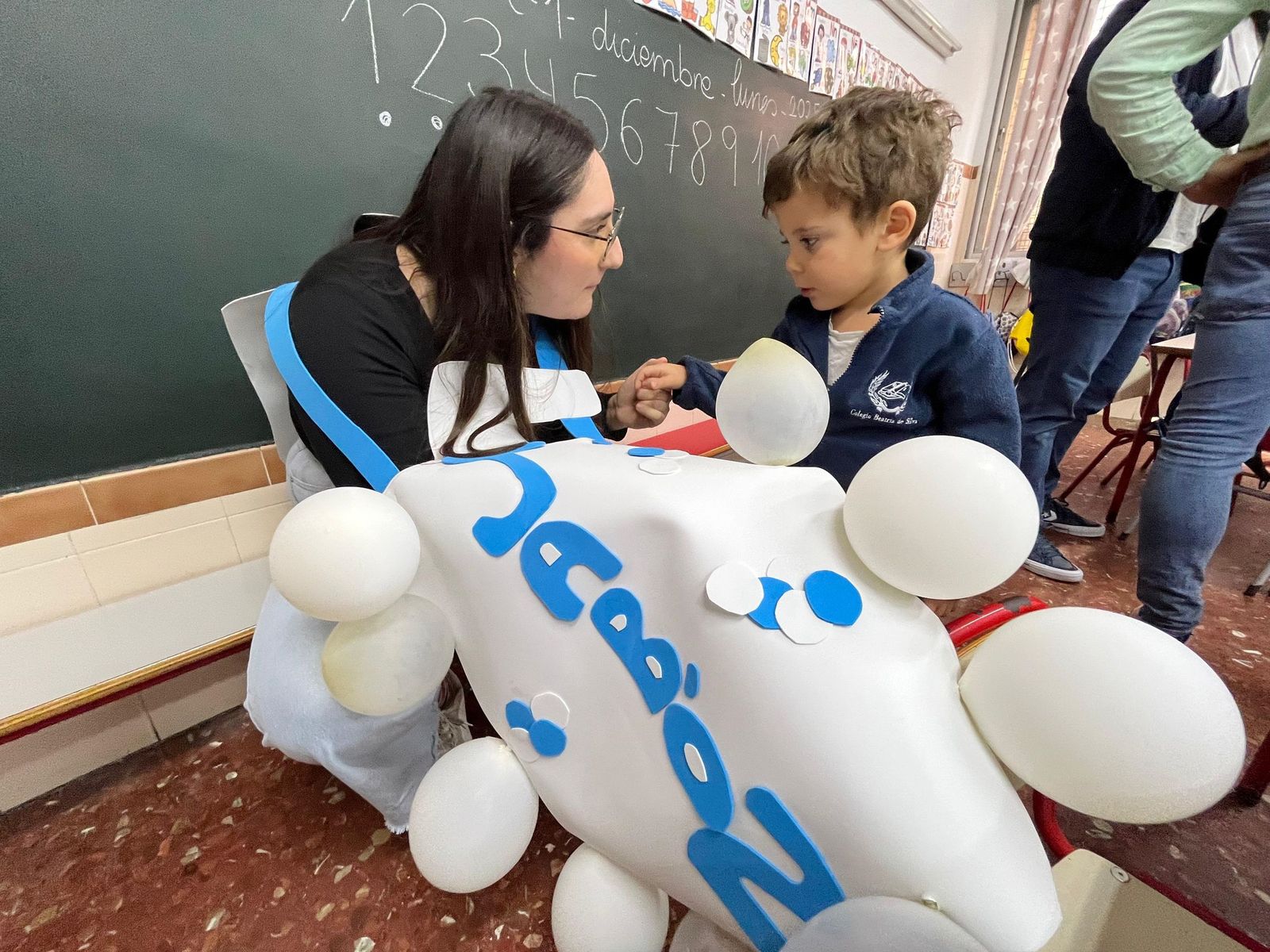 Estudiantes de Enfermería y pequeños del Beatriz de Silva, en una jornada sobre hábitos saludables