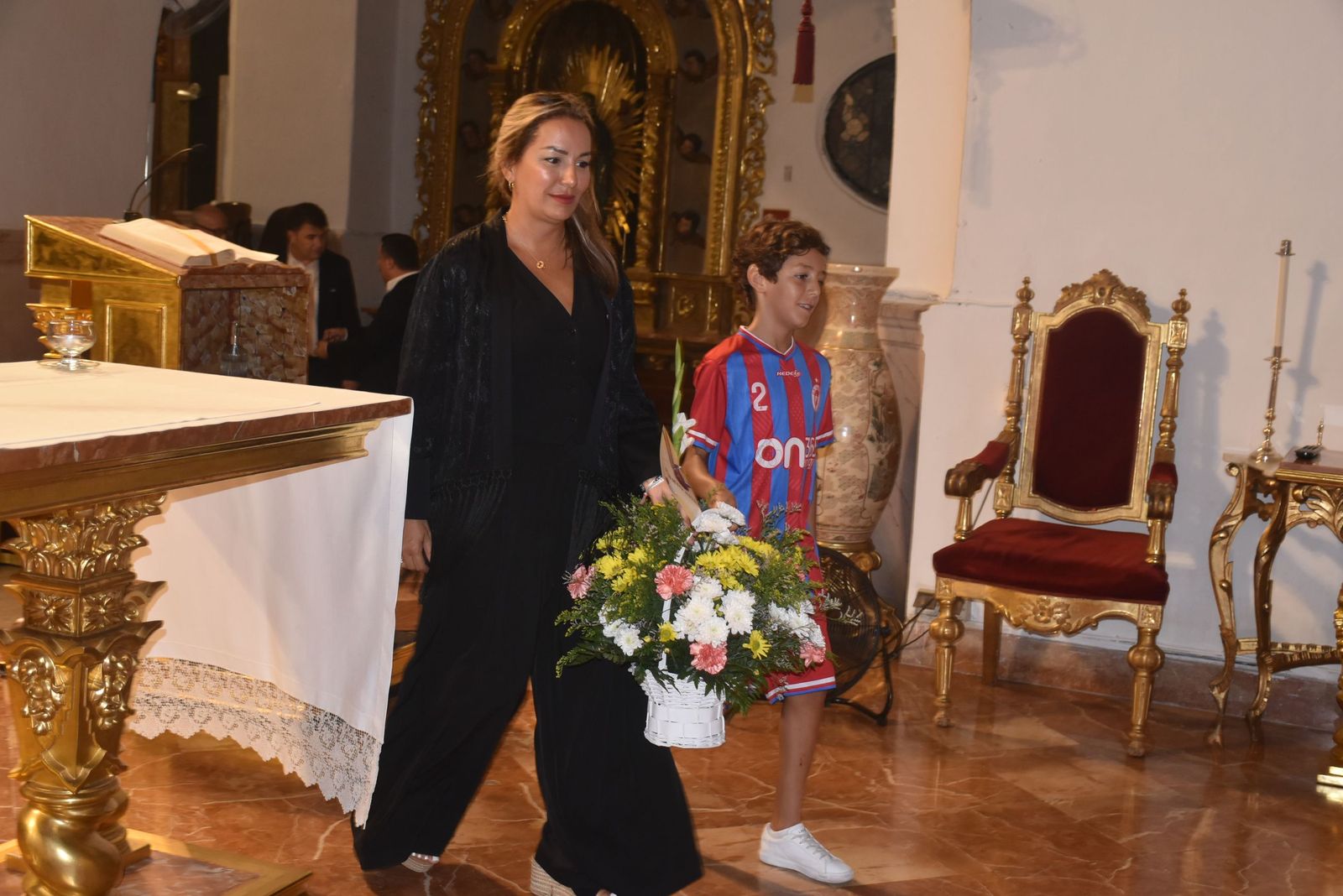 Ofrenda a la patrona y plegaria en Sidi Embarek