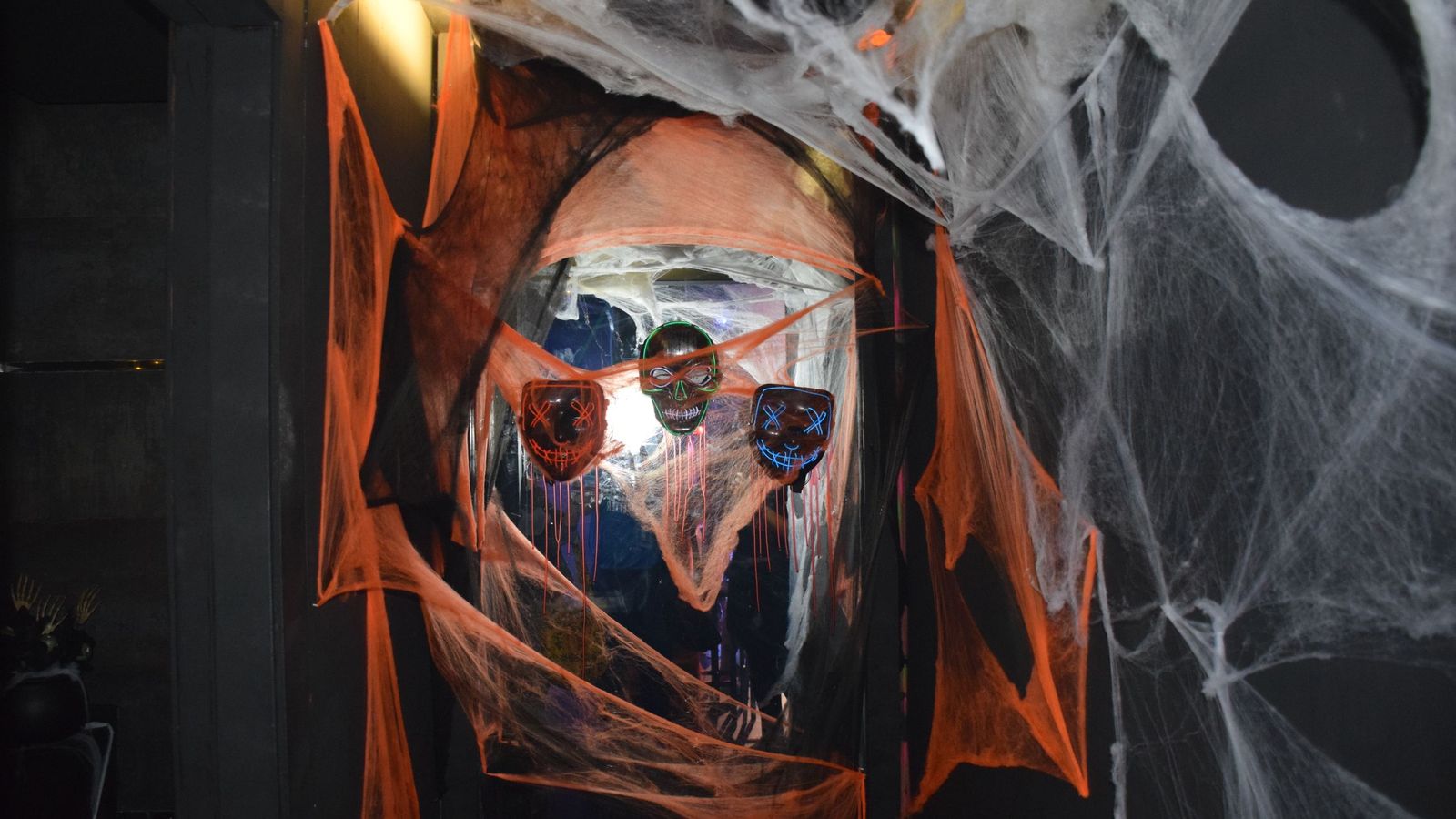 Taller de galletas y de pintura de calabazas por Halloween en la Sala Tamay a cargo de la empresa de eventos Sara Zein Taller de galletas y de pintura de calabazas por Halloween en la Sala Tamay a cargo de la empresa de eventos Sara Zein