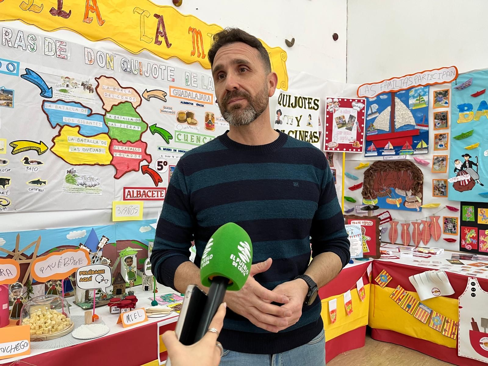 El director del Reina Sofía, Javier García, en el recorrido ofrecido por la muestra de la Semana Cultural dedicada a las comunidades autónomas