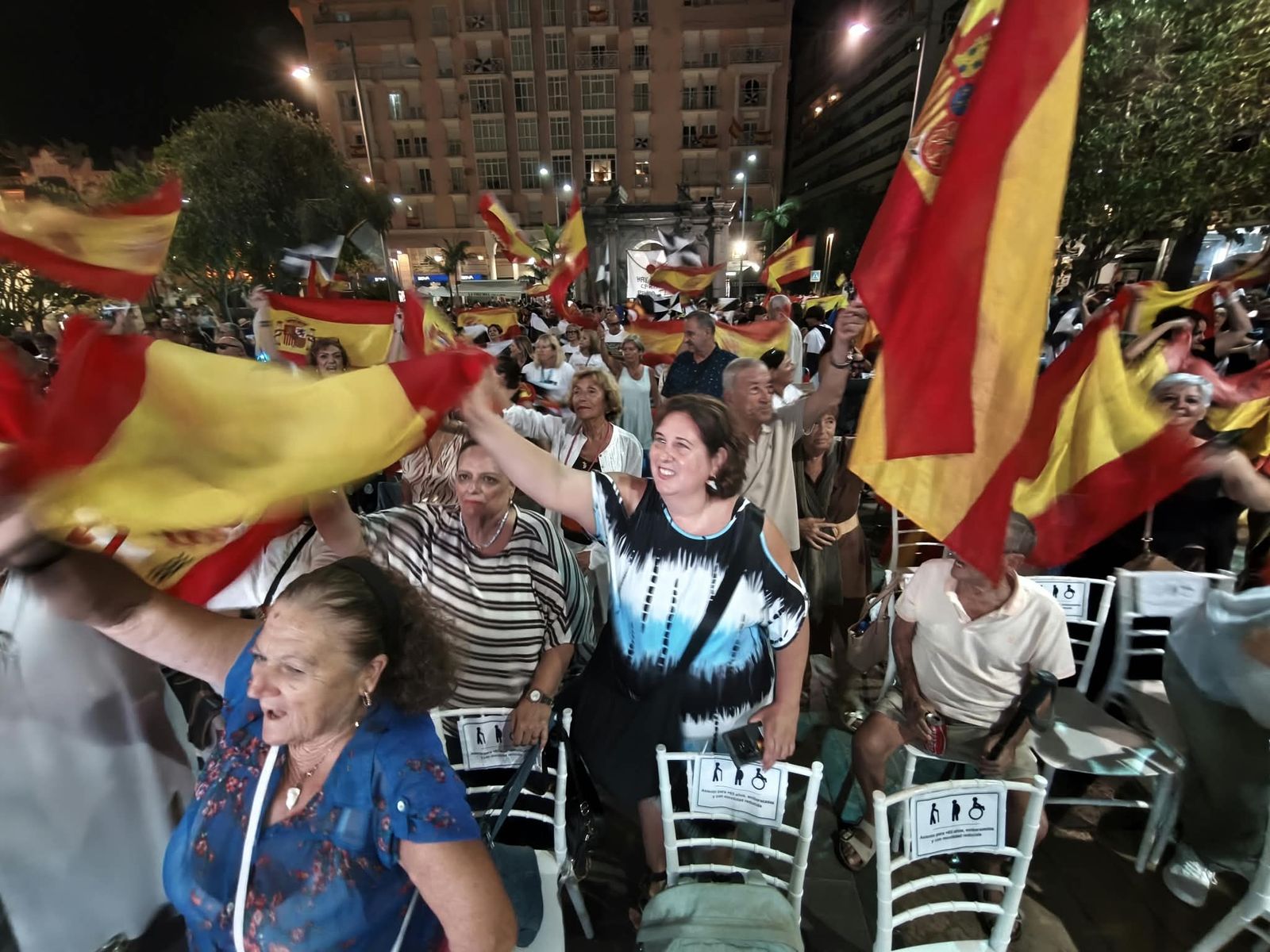 La Plaza de los Reyes se convierte en un gran salón para arropar a Vivas