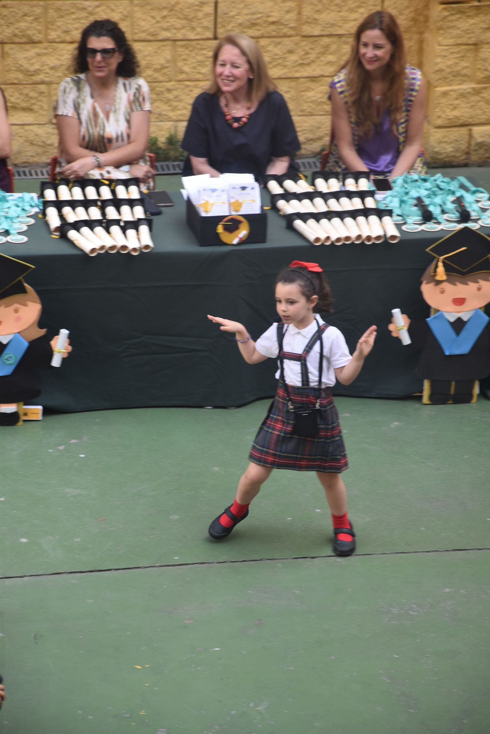 Las lágrimas de orgullo toman el CC Beatriz de Silva en la graduación más especial de sus pequeños
