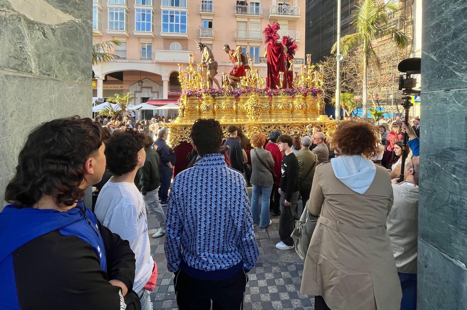 Cuarenta y cinco hombres bajo las trabajaderas y uno "ayudando desde el cielo"