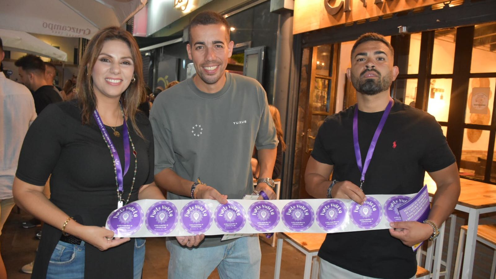 Benzina, León y Molina mostrando el material relacionado con el 'punto violeta'