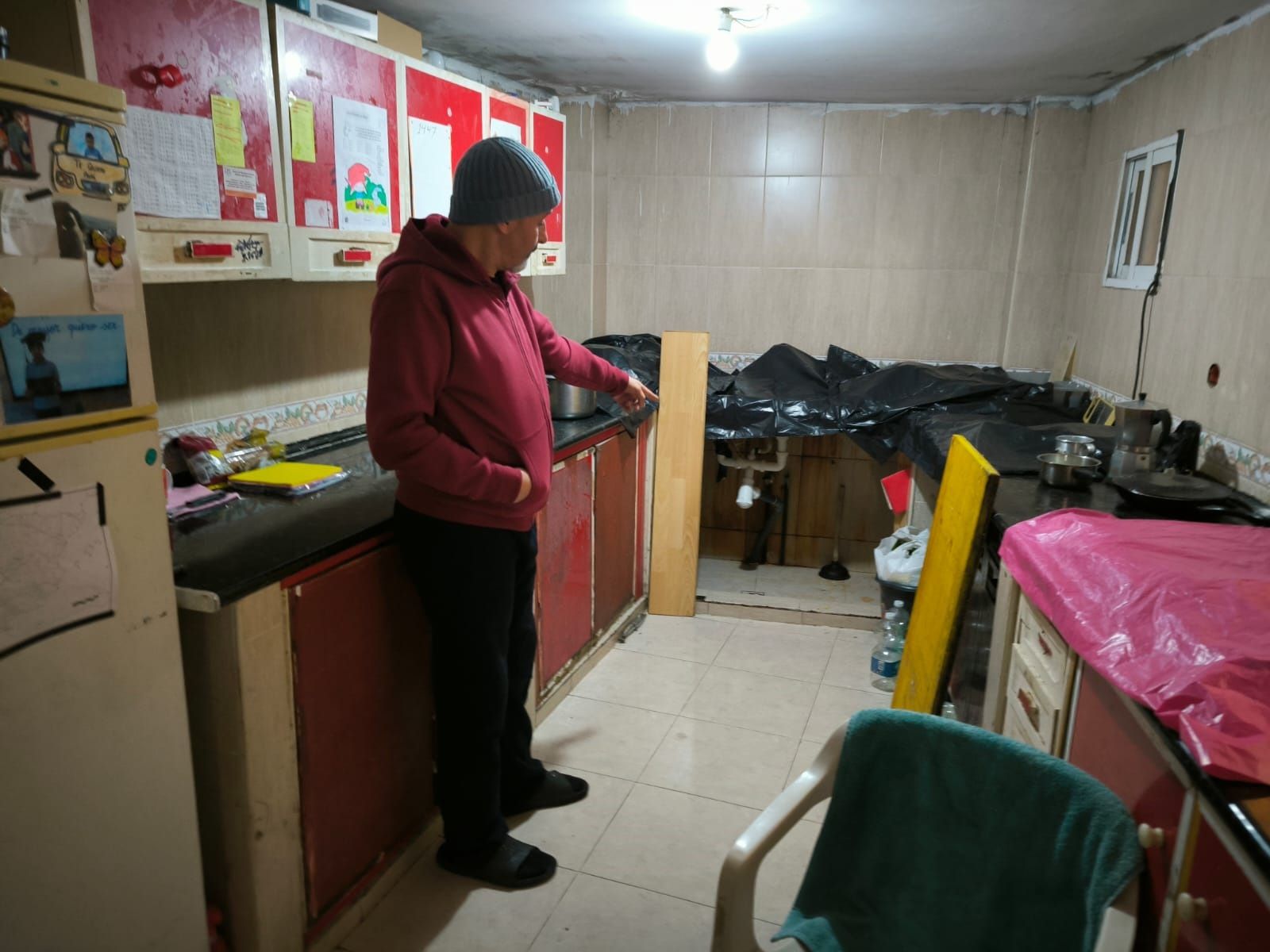 Abdelaziz señala el husillo bajo la cocina, inservible y tapada por un plástico.