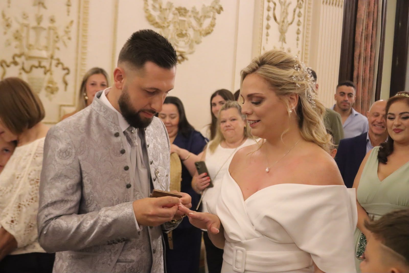 Eduardo y Tamara se dan el “sí, quiero” en el Salón del Trono