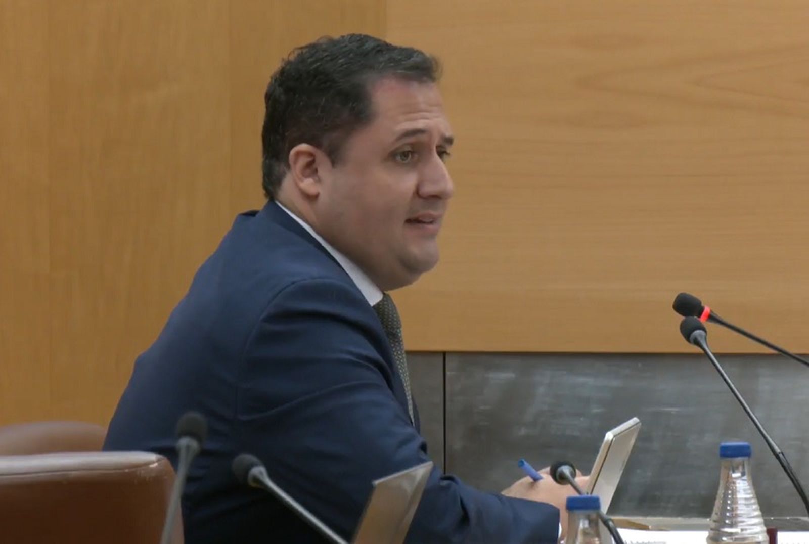 El consejero de Vivienda, Alejandro Ramírez, en la sesión plenaria