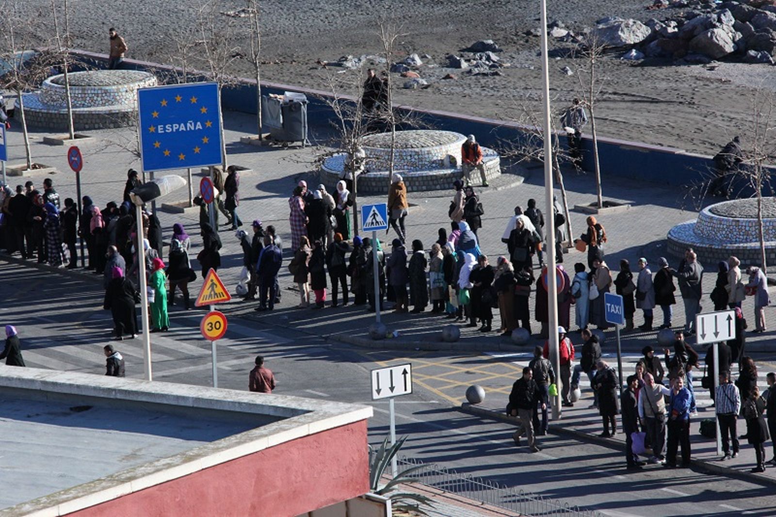 Personas en la frontera en una imagen de archivo. / FOTO REDUAN