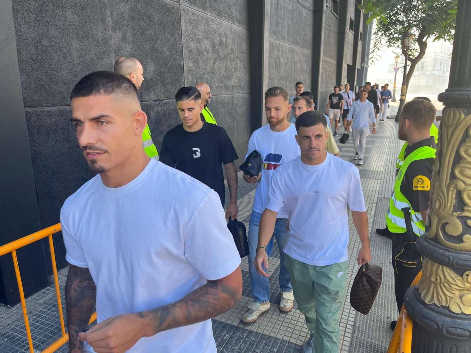 FOTOGALERÍA | Los jugadores de la AD Ceuta llegan Murube para recibir al Mirandés