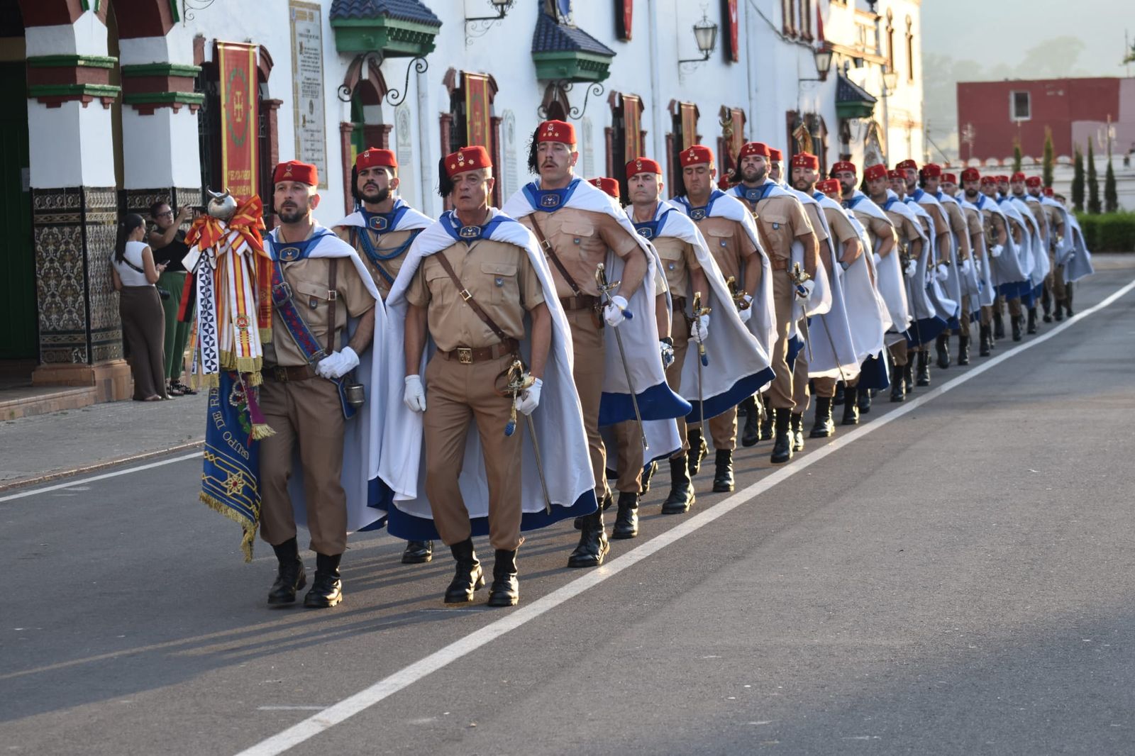 El acuartelamiento González-Tablas acoge una parada militar por el 115 aniversario de Regulares