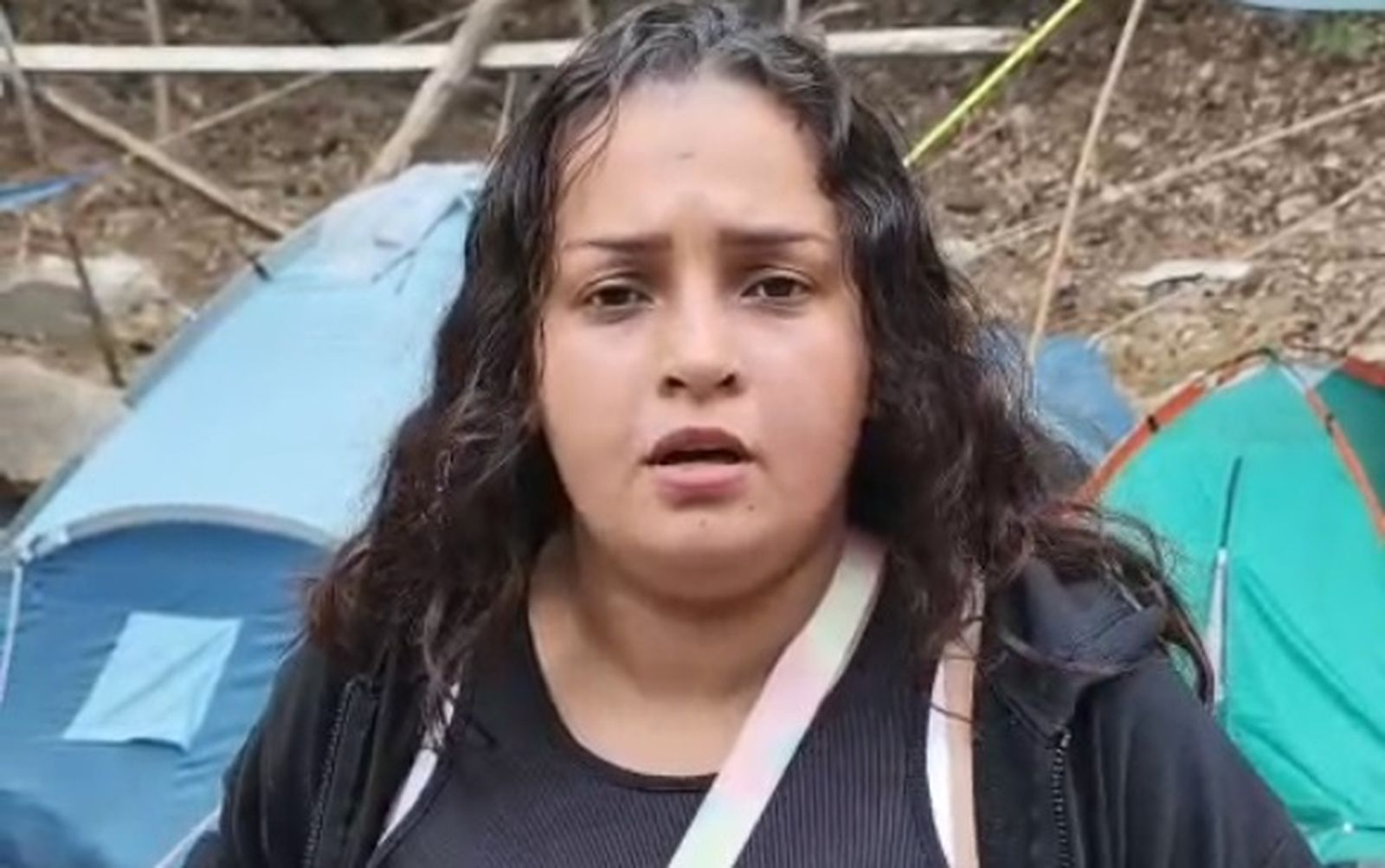 Umaima asegura que lleva días esperando mientras ve llegar a otras personas que sí consiguen acceder al recinto.