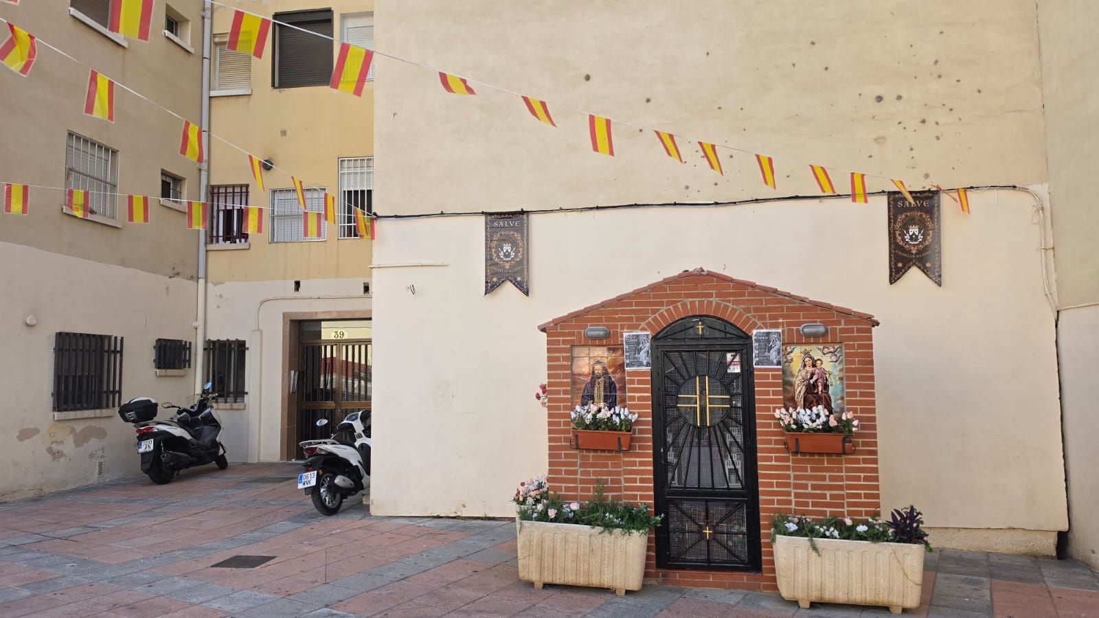 La Fase 2 del Polígono se engalana en honor de la Virgen del Carmen