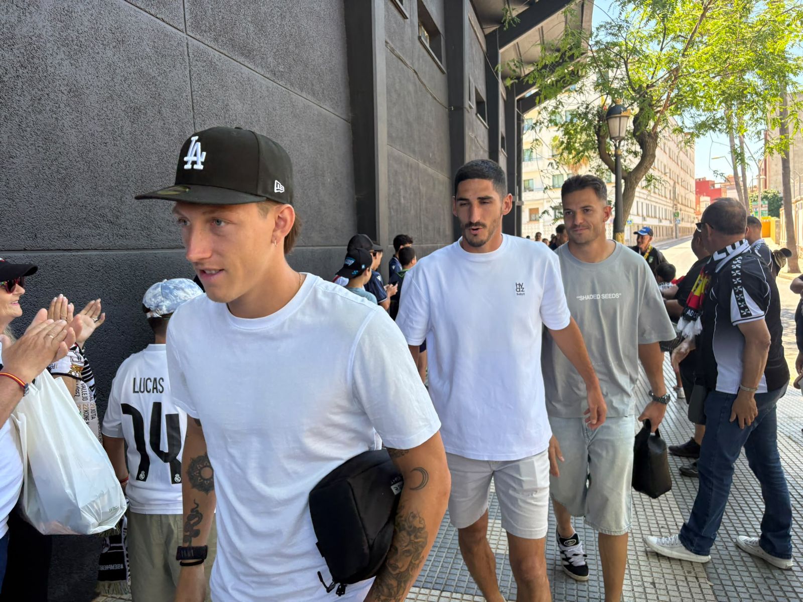 Aficionados ceutíes recibiendo a la AD Ceuta