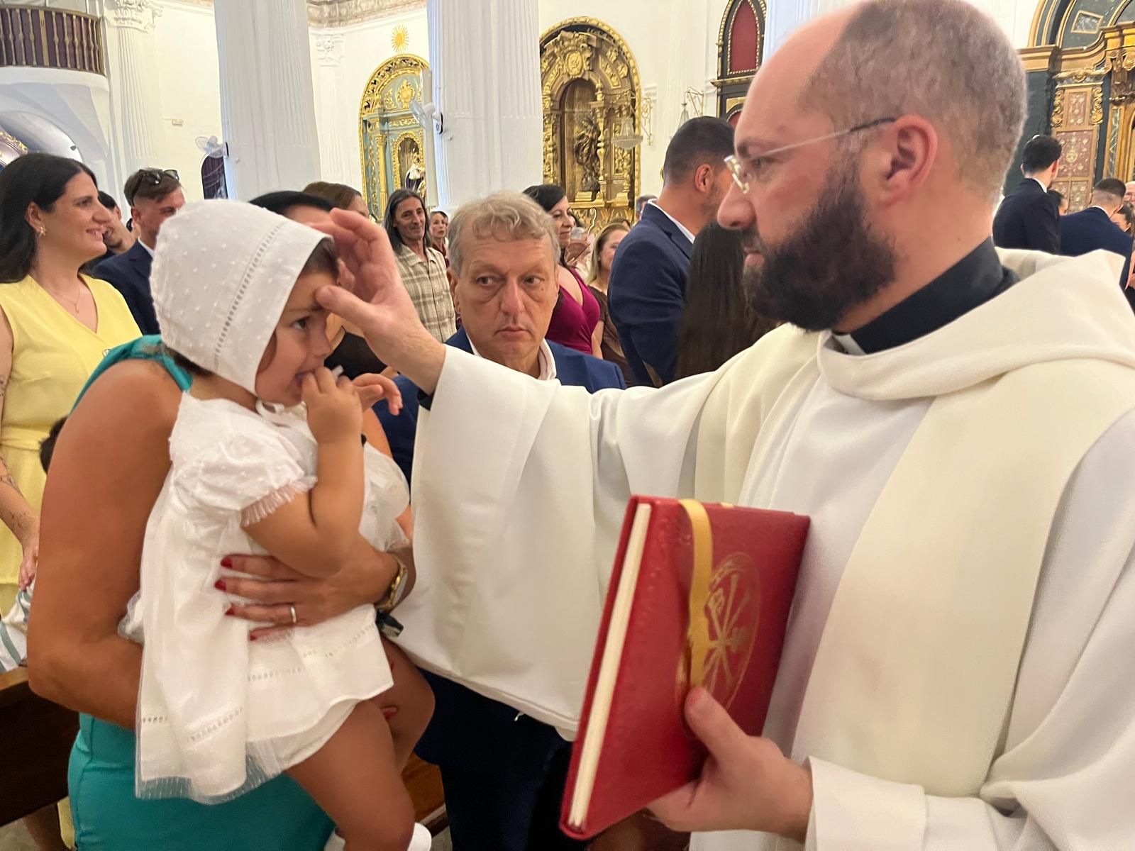 Gabriela, Manuel y Jimena reciben el Sacramento del Bautismo en el Santuario