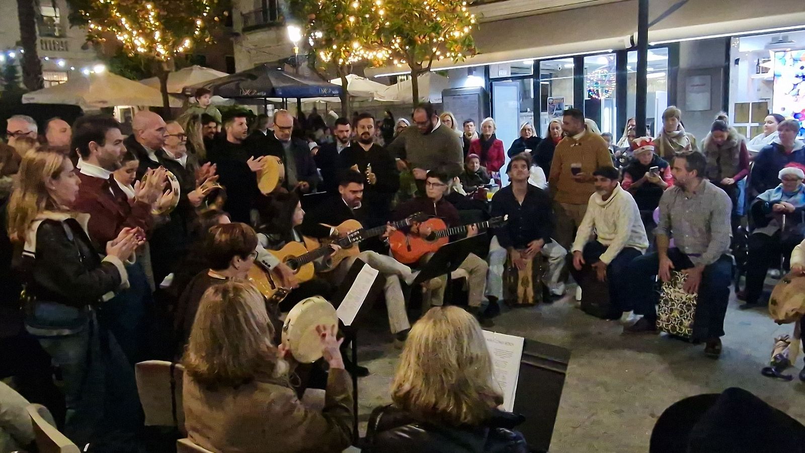 La Hermandad del Rocío lleva su tradicional zambomba a la plaza de España
