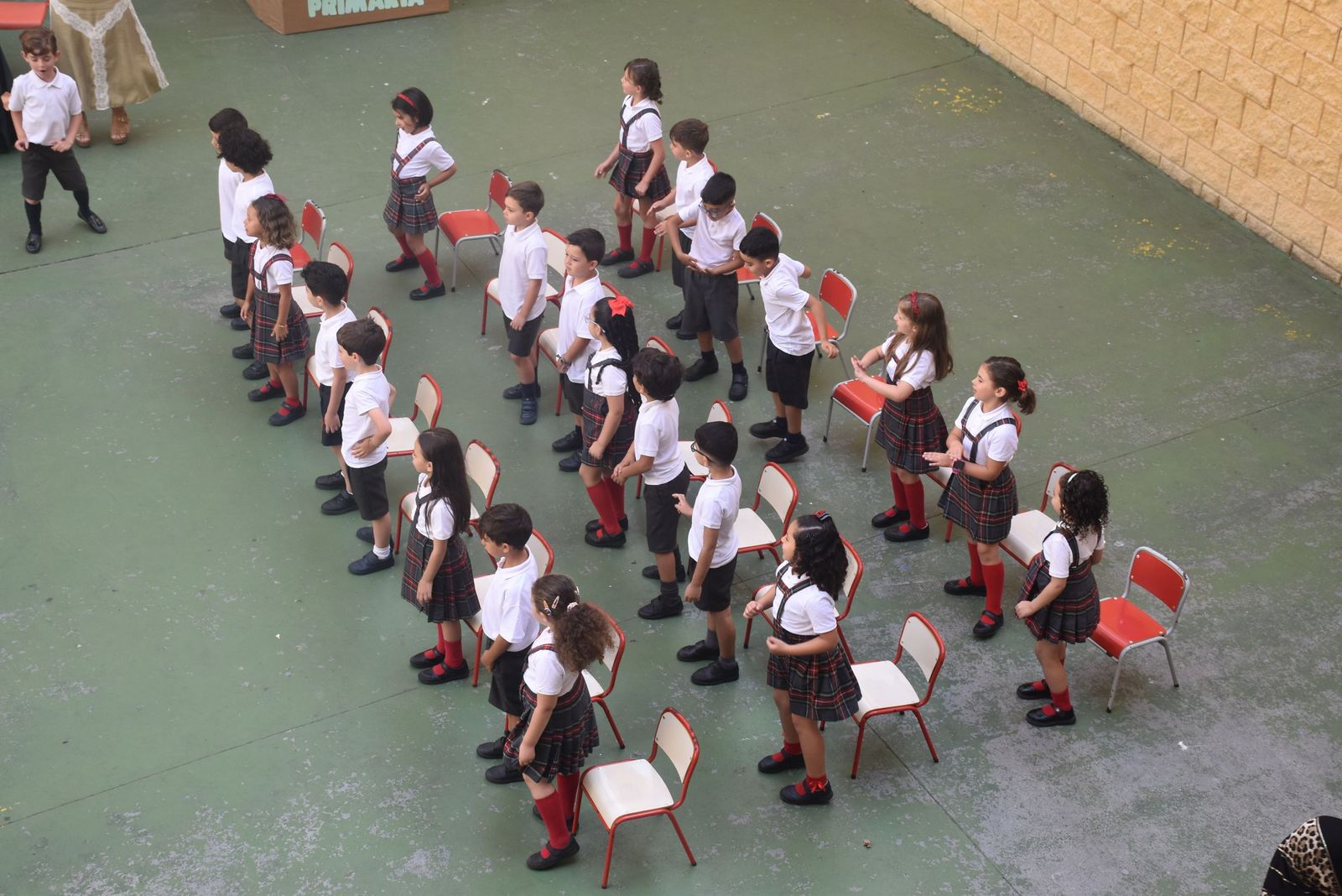 Las lágrimas de orgullo toman el CC Beatriz de Silva en la graduación más especial de sus pequeños