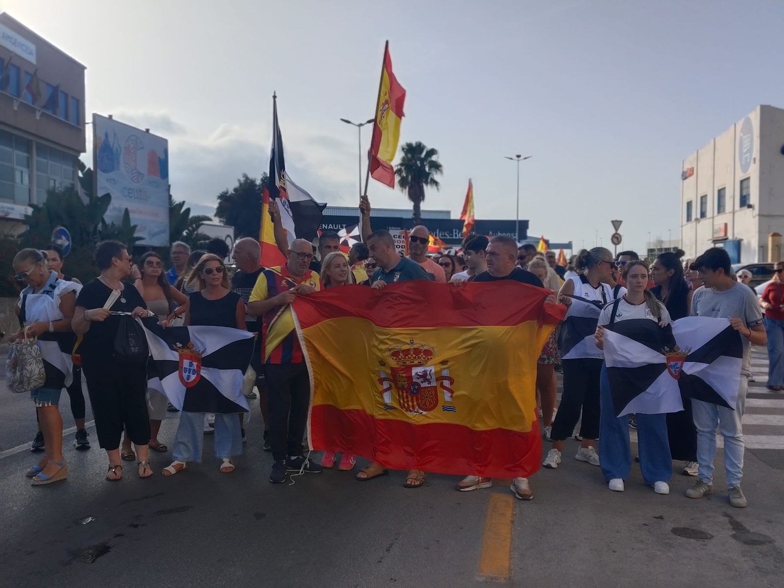 Ceuta se concentra contra el futuro asentamiento para acoger migrantes en el Muelle de Poniente