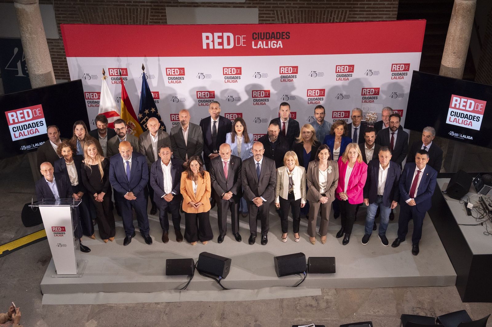 Foto de los presentes en la presentación de 'Redes de Ciudades LaLiga'