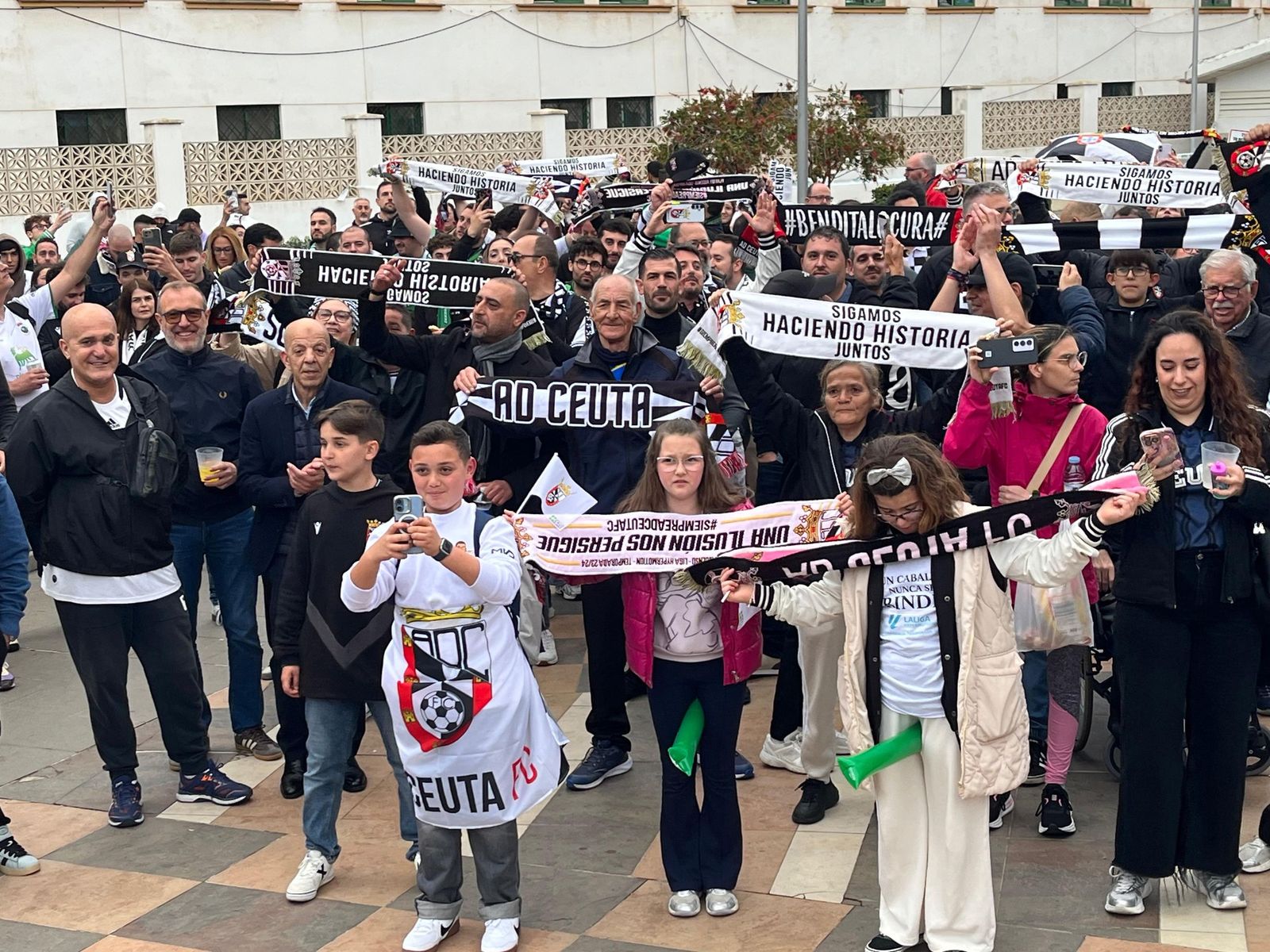 Aficionados antes del partido entre el Ceuta y el Racing