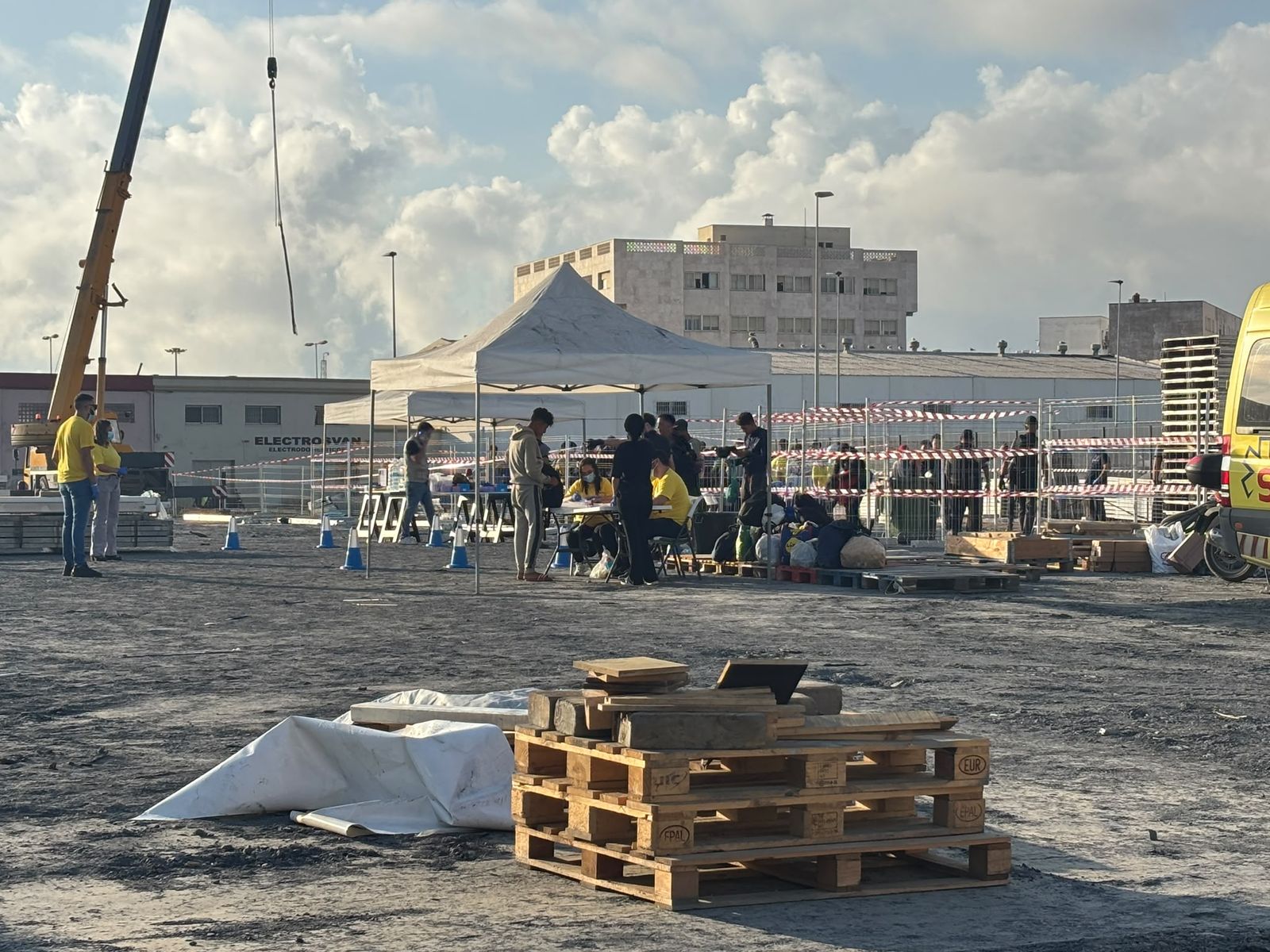 Tenso traslado  de más de  3.000 migrantes de las playas de Ceuta a un nuevo centro temporal