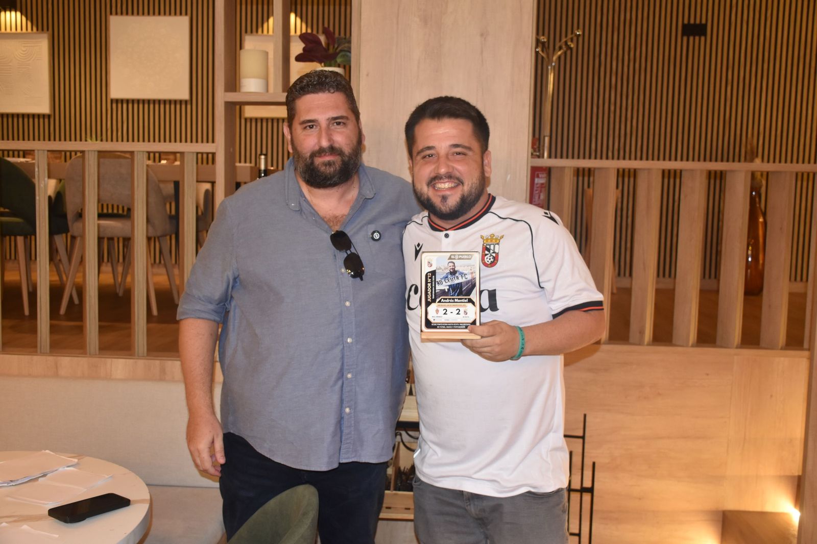 El Pueblo de Ceuta reúne a sus ‘Jugadores nº12’ y convierte su pasión por el Ceuta en cromos