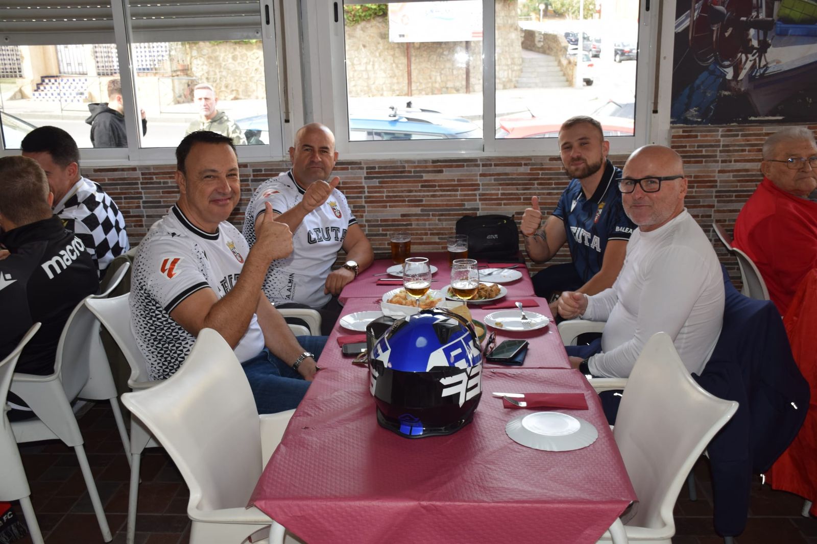 Las aficiones de Ceuta y Almería disfrutan del buen ambiente en la previa al partido