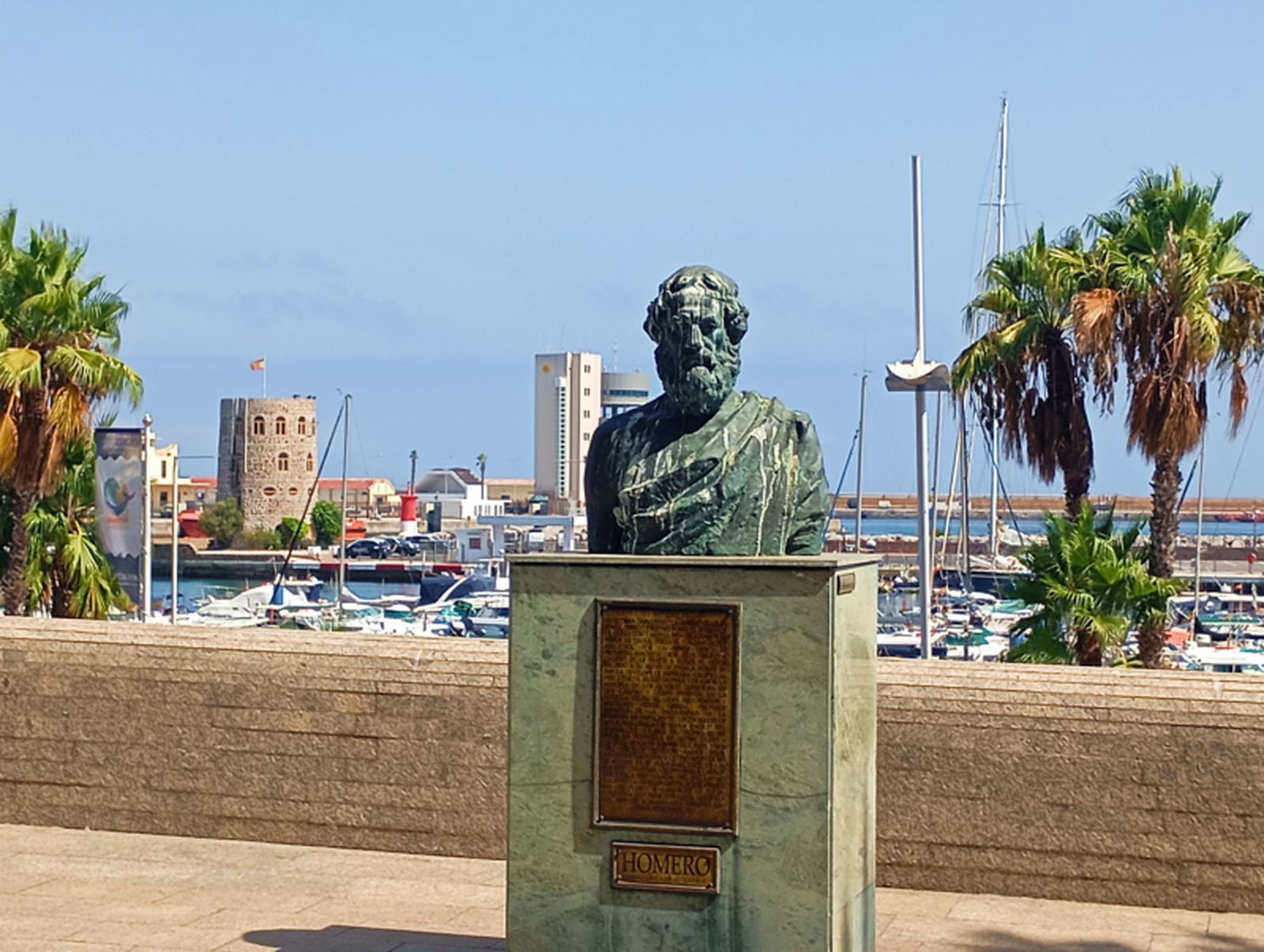 Busto de Homero, 'bendecido' por las gaviotas, en el Paseo de las Palmeras / Coronado