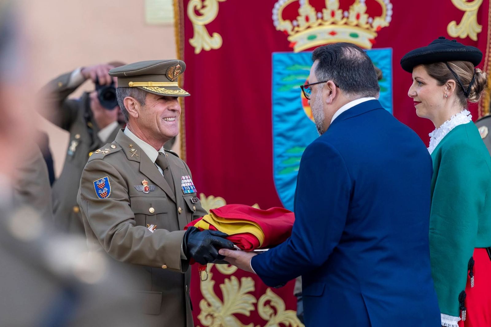 La Comandancia General entrega la enseña nacional a la Casa Regional de Ceuta en Melilla