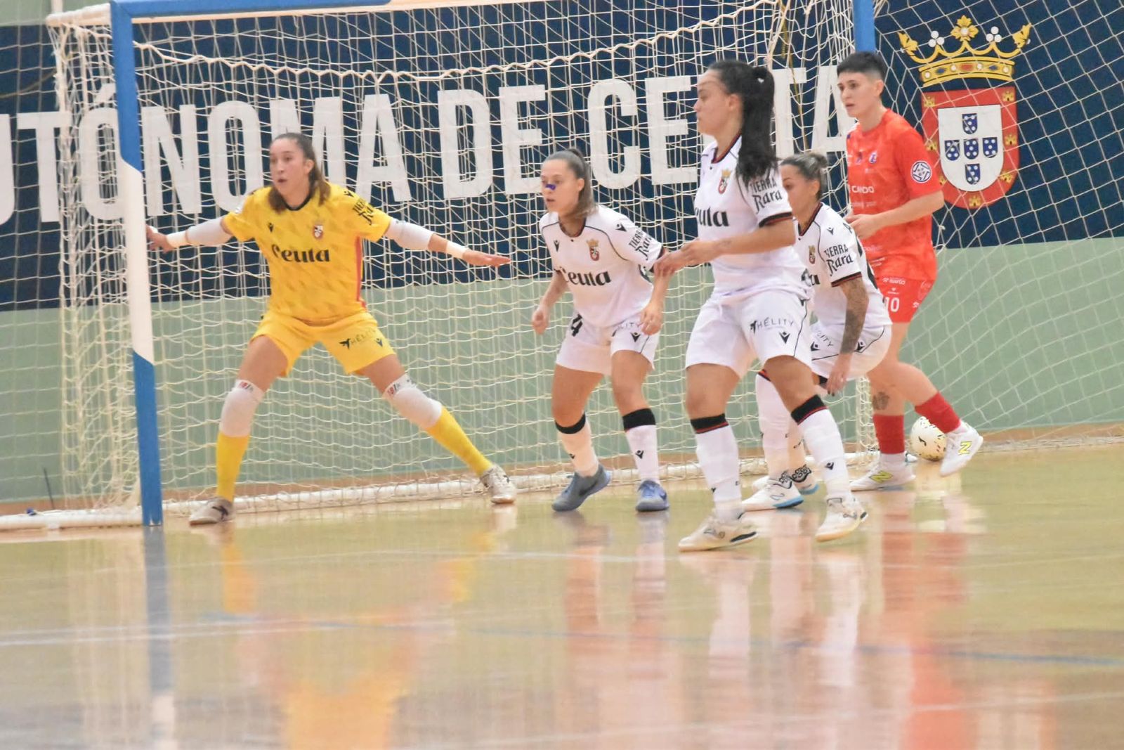 El Ceuta femenino deja escapar una merecida victoria en su debut en casa