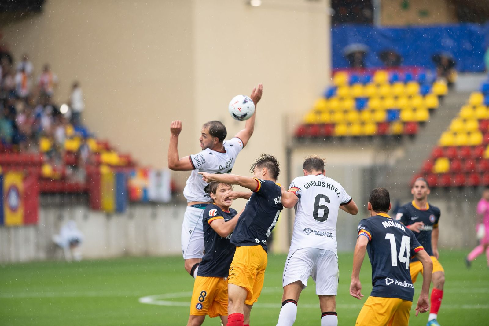 Un balón aéreo en disputa durante el Andorra - Ceuta