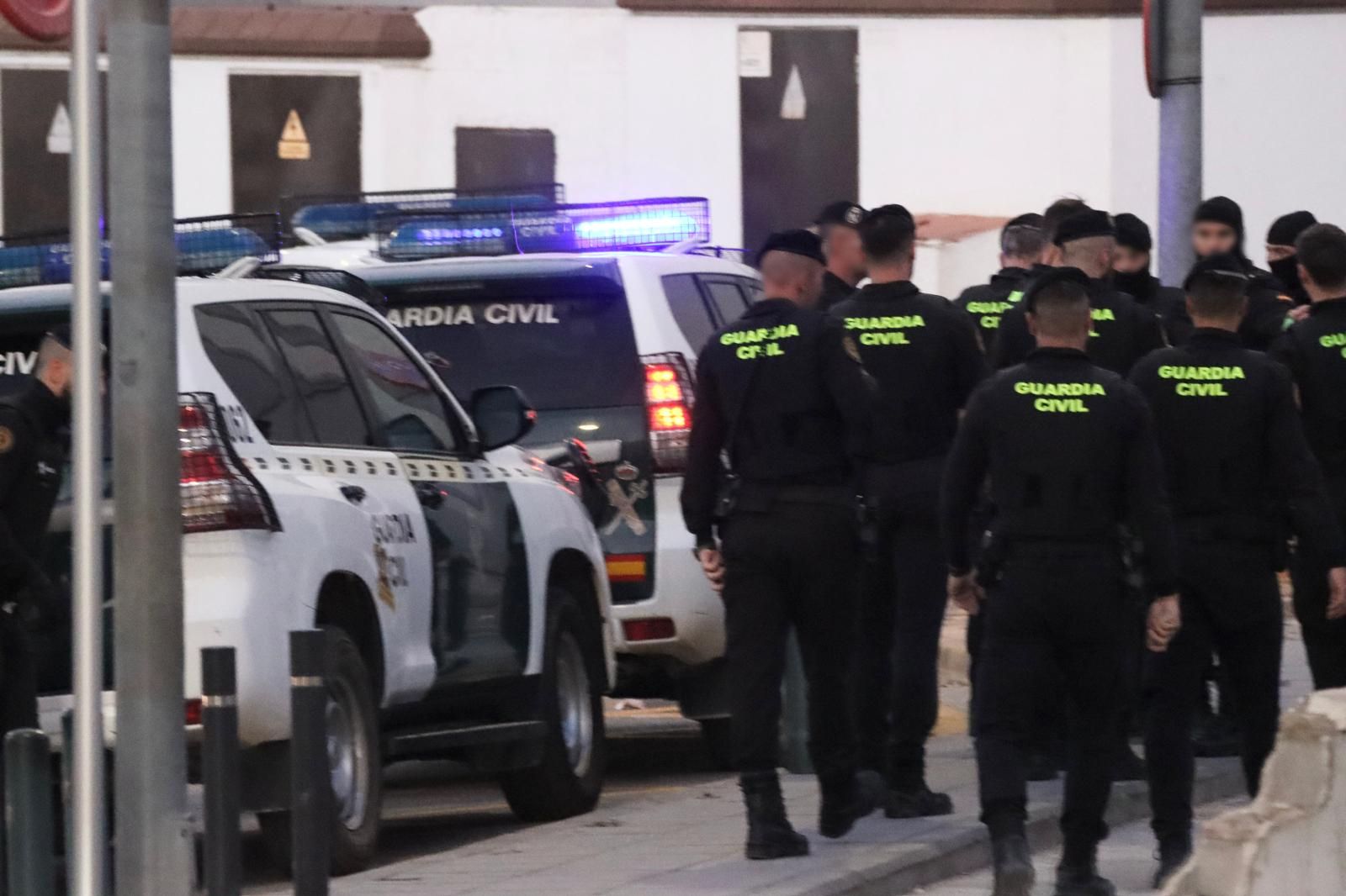 Miembros de la Guardia Civil, durante el operativo de esta mañana