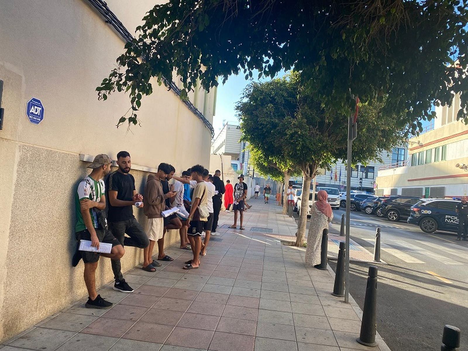 Migrantes esperan a las puertas de la Jefatura Superior de Policía/FOTO EL PUEBLO