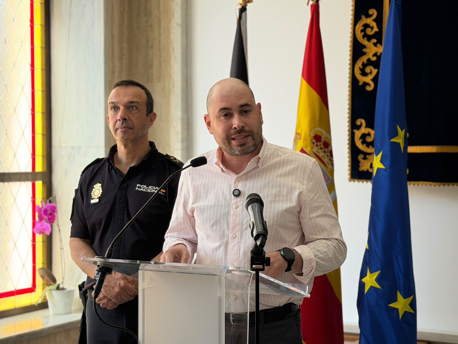 El delegado del Gobierno en Ceuta, Miguel Ángel Pérez Triano, ha comparecido este domingo tras mantener una reunión con los responsables de las Fuerzas y Cuerpos de Seguridad del Estado para analizar la evolución de la crisis migratoria que atraviesa la ciudad desde el pasado jueves