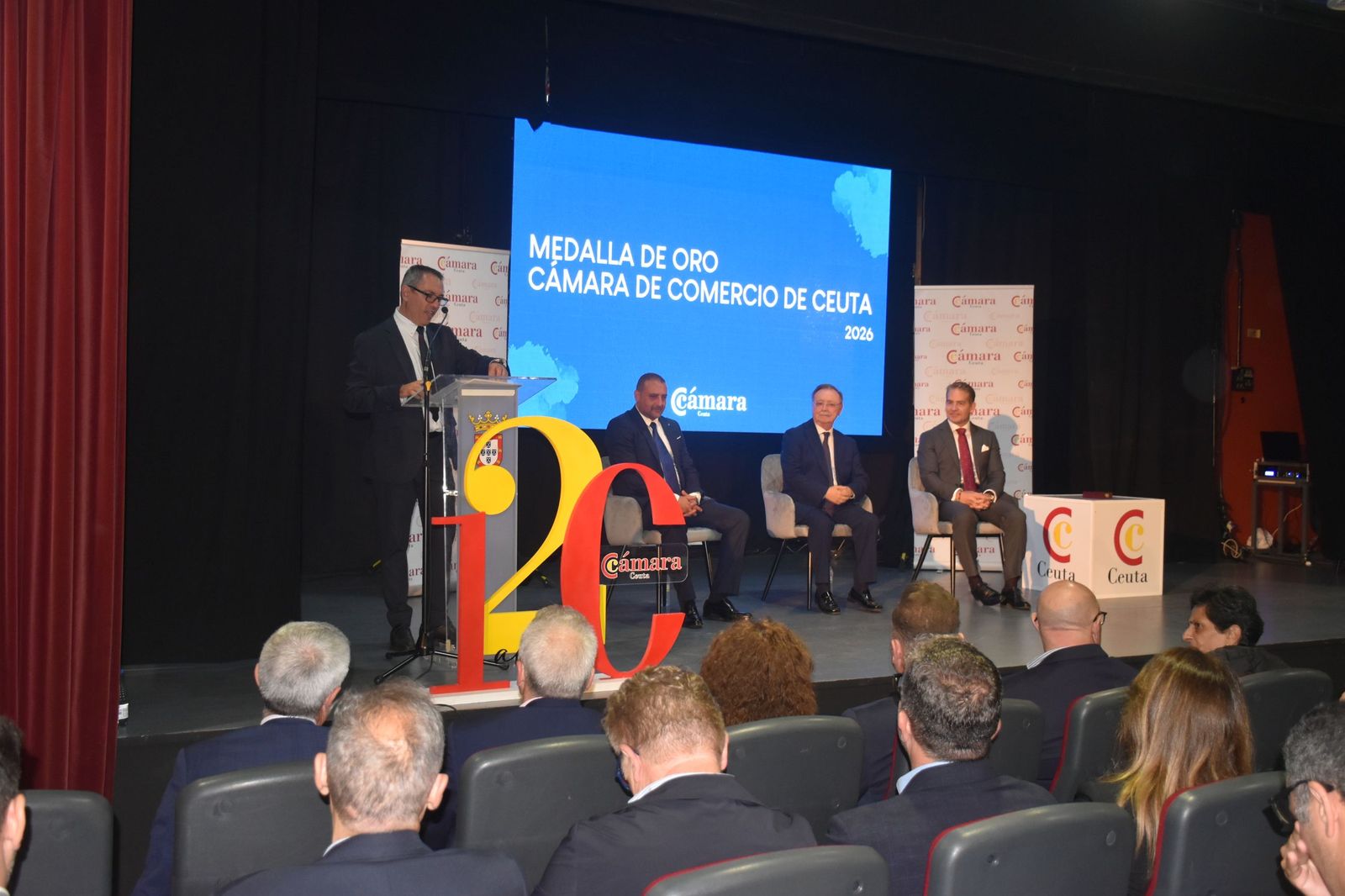 Luhay Hamido recibe la Medalla de Oro de la Cámara por su compromiso con el deporte ceutí